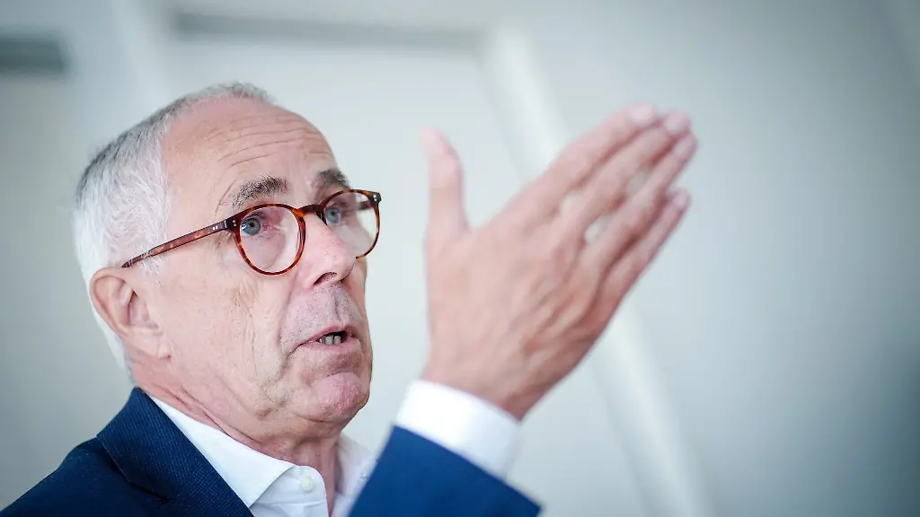 Peter-Adrian-Praesident-des-Deutschen-Industrie-und-Handwerkskammertags-DIHK-spricht-in-einem-Interview-mit-einem-Journalisten-der-Deutschen-Presse-Agentur