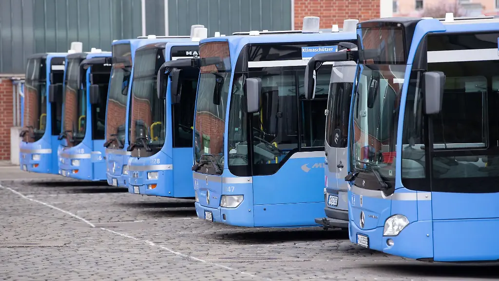 Busse-der-Muenchner-Verkehrsgesellschaft-MVG-stehen-auf-einem-Parkplatz