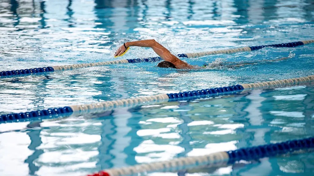 Ein-Mann-zieht-Bahnen-in-einem-Hallenbad