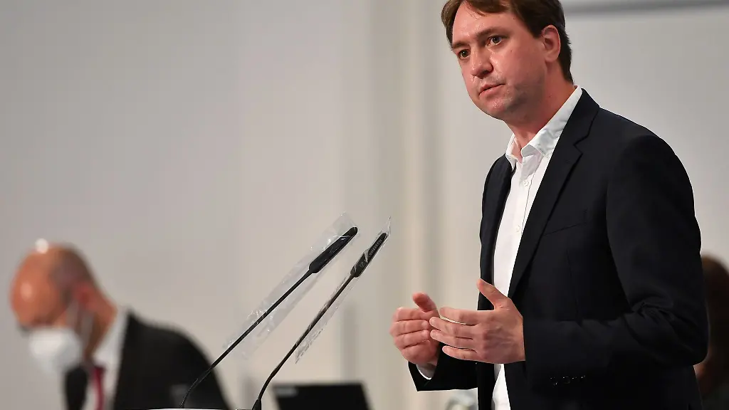 Sascha-Bilay-Die-Linke-Landtagsabgeordneter-in-Thueringen-spricht-waehrend-der-Landtagssitzung