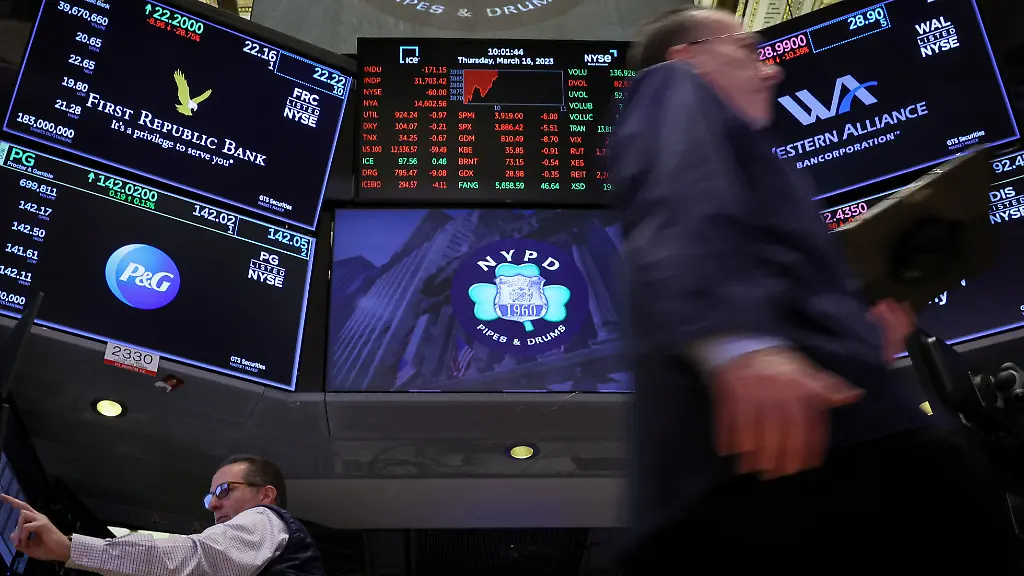 2023-03-16T211023Z-1067135322-RC22VZ9NB8LT-RTRMADP-3-GLOBAL-BANKS-FIRST-REPUBLIC