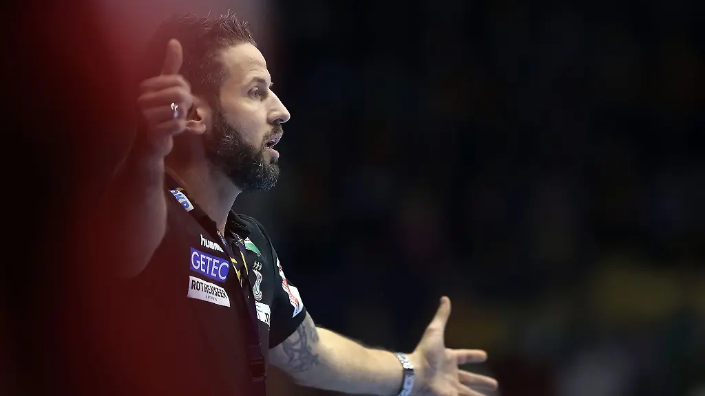 Magdeburgs-Trainer-Bennet-Wiegert-gestikuliert