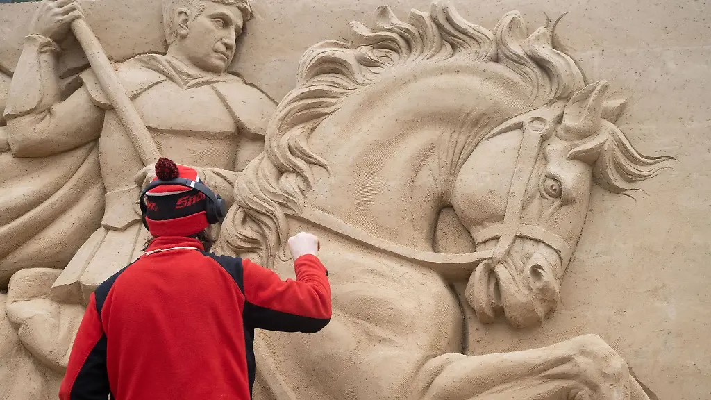 Die-Sandskulptur-Drachentoeter-ist-in-der-Sandskulpturen-Schau-Zurueck-ins-Mittelalter-zu-sehen