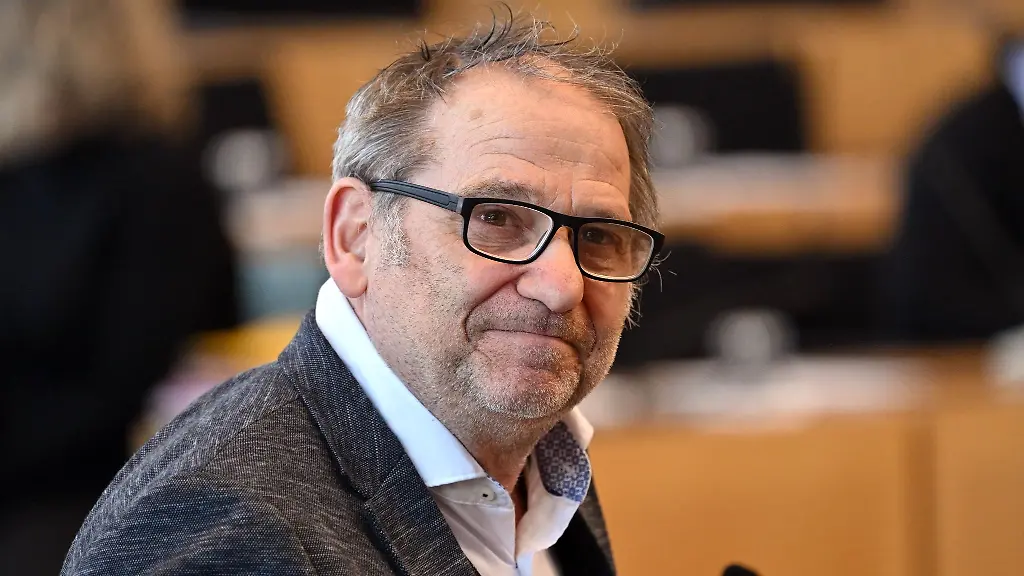 Minister-fuer-Umwelt-Energie-und-Naturschutz-von-Thueringen-Bernhard-Stengele-sitzt-im-Plenarsaal