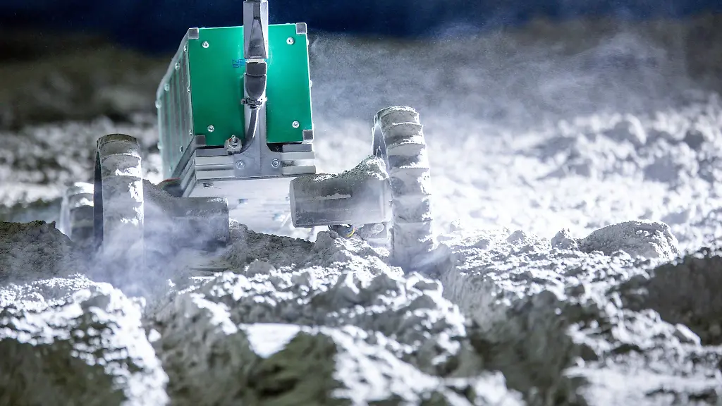 Den-HiveR-Rover-der-Firma-Neurospace-faehrt-durch-eine-mit-Regolith-Simulat-nachgebildete-Mondlandschaft