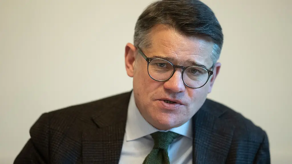 Hessens-Ministerpraesident-Boris-Rhein-CDU-hat-sich-am-Donnerstag-im-Vatikan-mit-Papst-Franziskus-getroffen