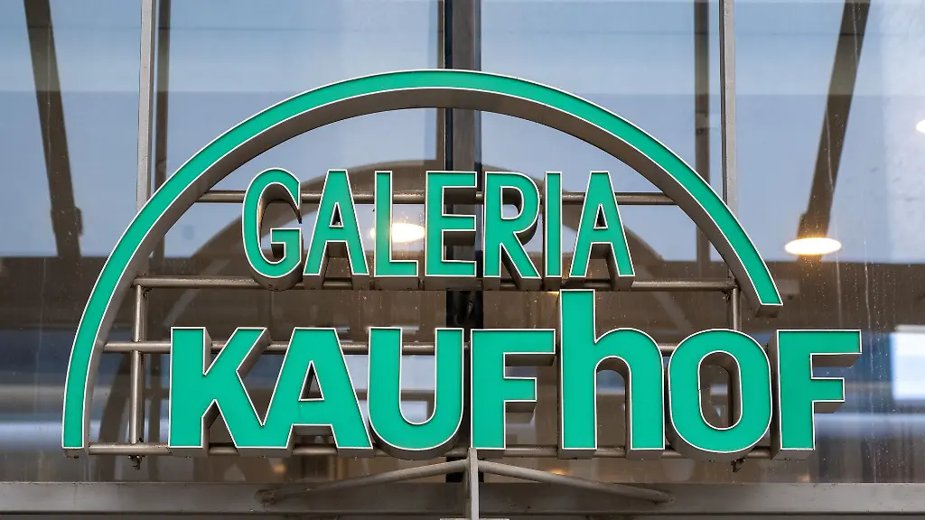 Blick-auf-ein-Logo-der-Galeria-Kaufhof