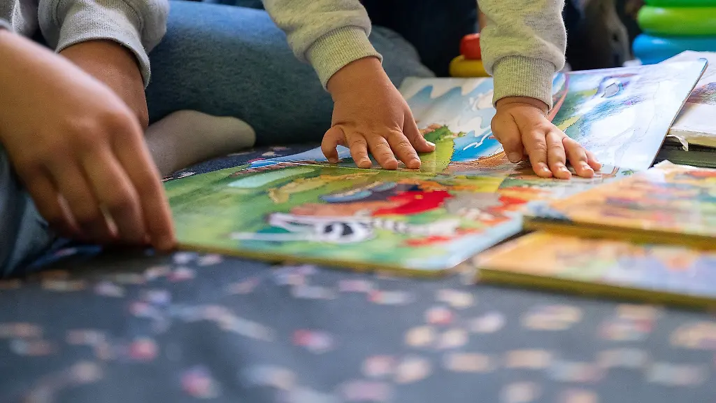 Eine-Praktikantin-liest-in-einer-Kita-Kindern-vor