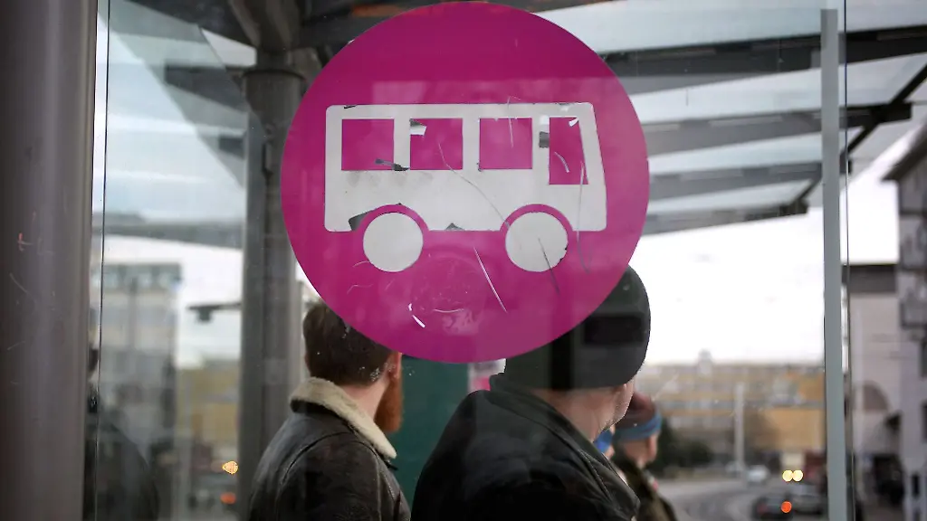 Blick-auf-das-Piktogramm-eines-Busses-an-einer-Bushaltestelle
