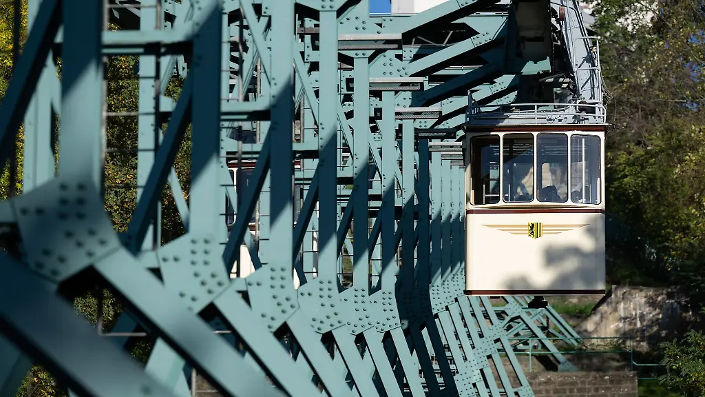 Ein-Wagen-der-1891-eroeffneten-Schwebebahn-faehrt-zur-Talstation