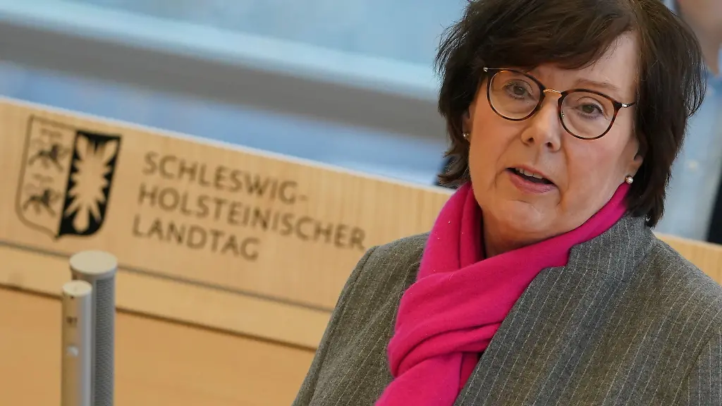 Sabine-Suetterlin-Waack-CDU-Ministerin-fuer-Inneres-spricht-ins-Mikrofon