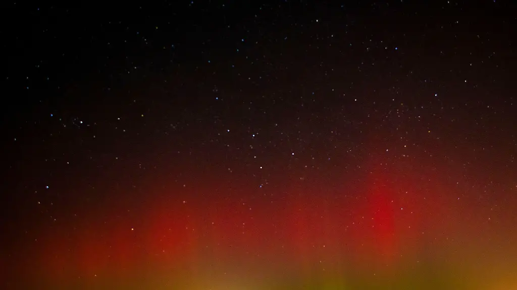 Polarlichter-erscheinen-am-Himmel-am-Stadtrand-von-Magdeburg