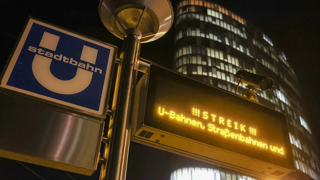 Auf-einer-Anzeigetafel-an-einer-Haltestelle-steht-das-Wort-Streik