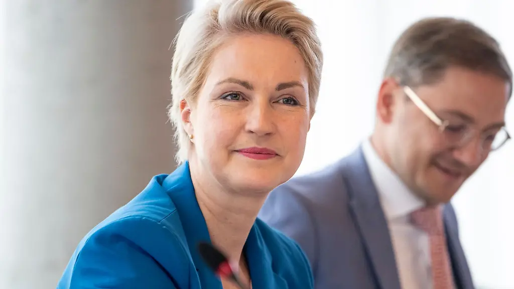 Manuela-Schwesig-SPD-Ministerpraesidentin-und-Patrick-Dahlemann-SPD-Chef-der-Staatskanzlei