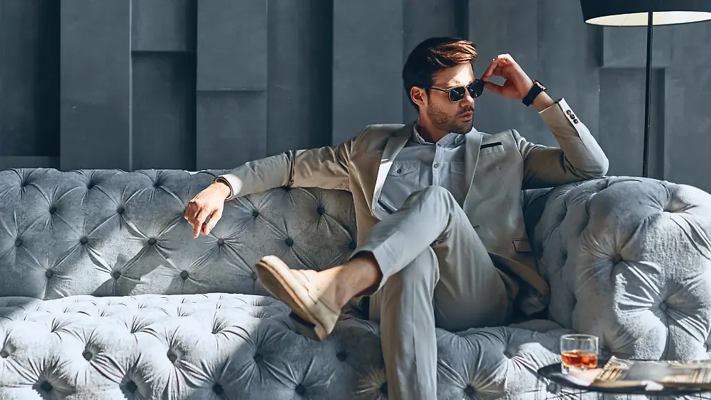 Dieses-Jahr-tragen-Maenner-Anzuege-in-hellen-Farben-Schwarz-ist-nicht-mehr-in