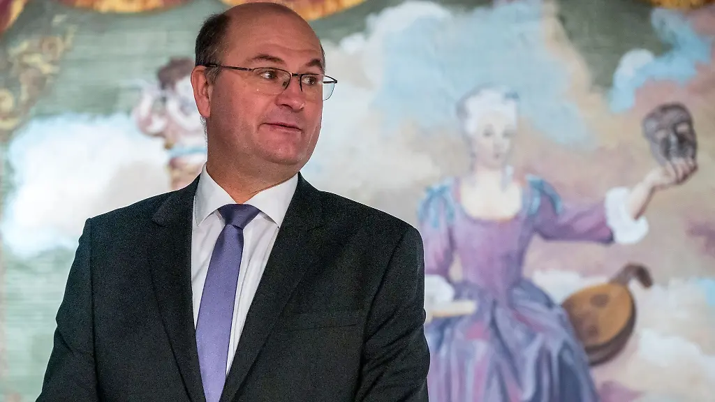 Albert-Fueracker-bei-einer-Besichtigung-im-Redoutenhaus-in-Bayreuth