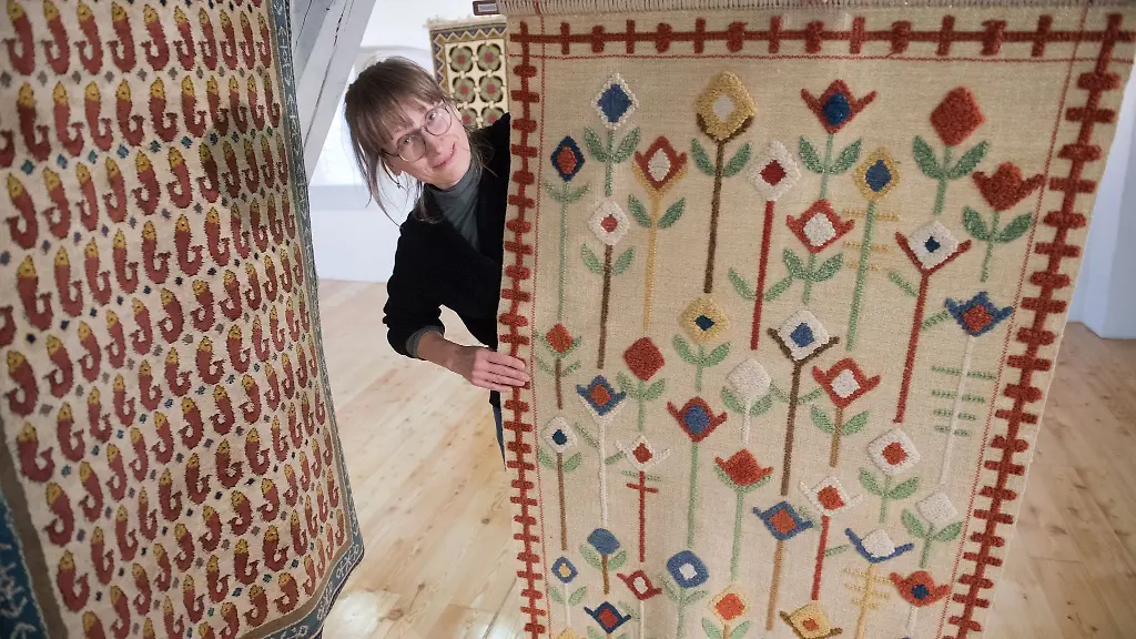 Susanne-Papenfuss-vom-Kulturamt-der-Hansestadt-zeigt-ein-Exponat