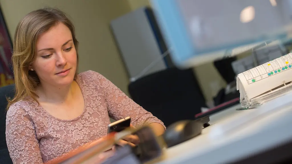 Auch-wenn-der-Arbeitgeber-es-nicht-ausdruecklich-verbietet-Waehrend-der-Arbeitszeit-nutzt-man-das-Smartphone-besser-sparsam