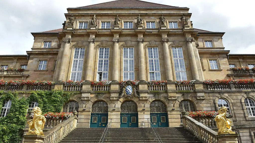 Blick-auf-das-Rathaus-von-Kassel