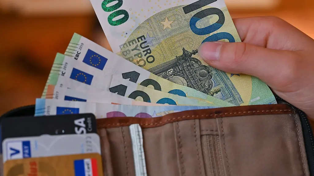 Viele-Eurobanknoten-stecken-in-einer-Geldboerse