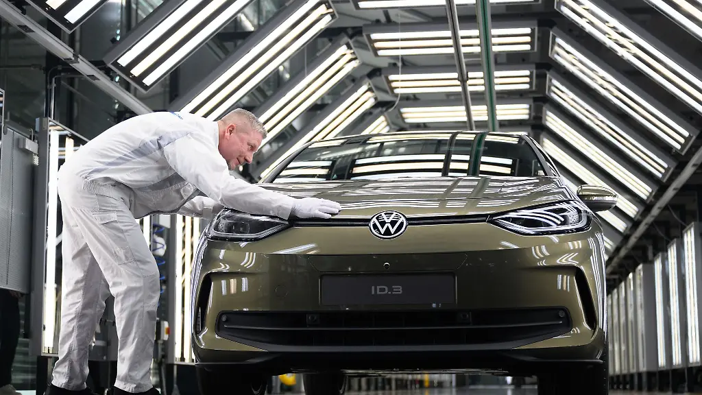 Rainer-Jopp-Meister-in-der-Fahrzeug-Endabnahme-in-der-Glaesernen-Manufaktur-praesentiert-ein-E-Auto