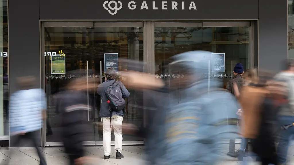 Menschen-gehen-am-Eingang-des-Galeria-Kaufhof-auf-der-Frankfurter-Zeil-vorbei