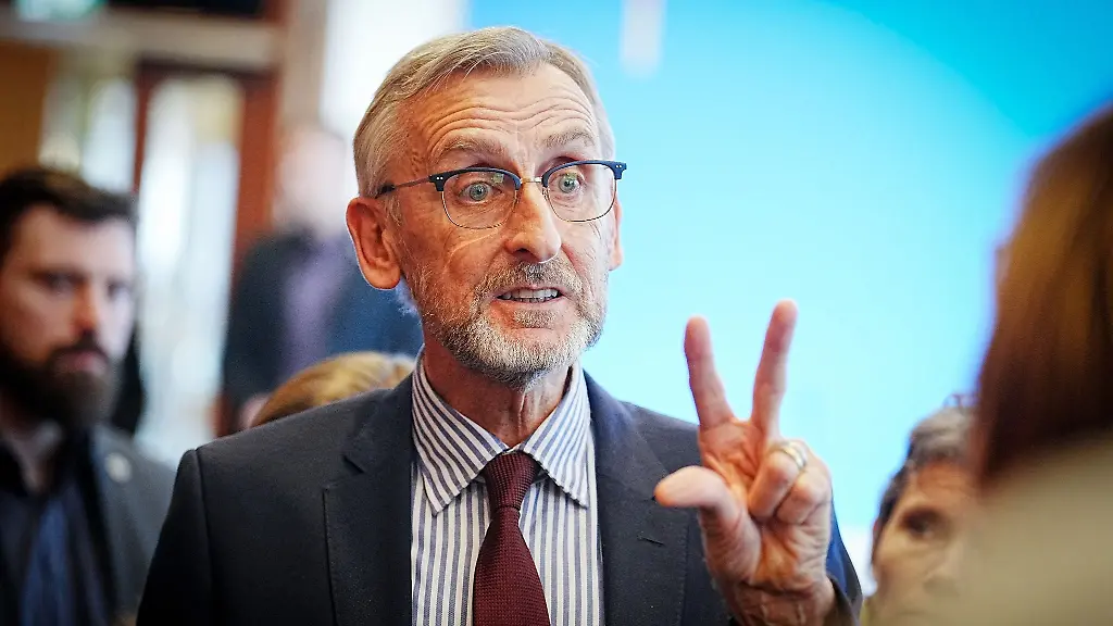 Sachsen-Innenminister-Armin-Schuster-CDU-spricht-nach-mit-Journalisten