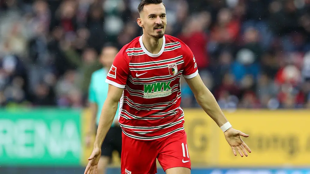 Augsburgs-Mergim-Berisha-jubelt-ueber-ein-Tor