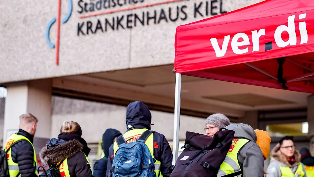 Ein-Zelt-mit-dem-Schriftzug-von-Verdi-steht-vor-dem-Haupteingang-des-Staedtischen-Krankenhauses