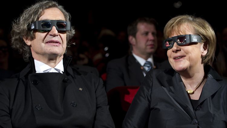 Wenders und Kanzlerin Angela Merkel hatten sich die Premiere des 3D-Films "Pina" gemeinsam angeschaut.