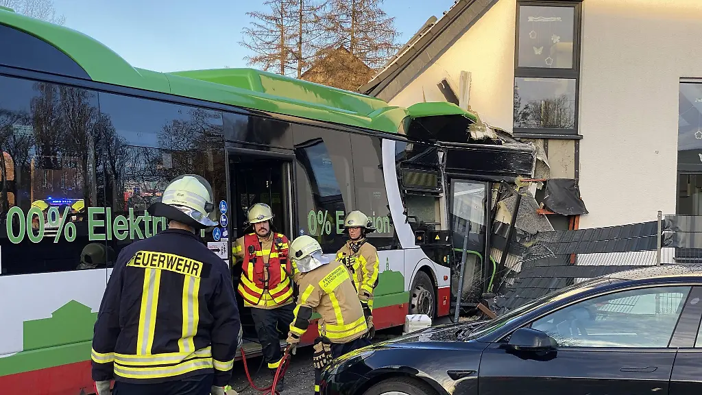 Rettungskraefte-stehen-an-der-Unfallstelle