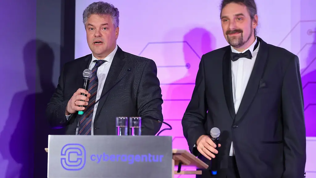 Daniel-Mayer-l-und-Christian-Hummert-Geschaeftsfuehrer-der-Cyberagentur-sprechen-zur-Einweihung-der-neuen-Raeumlichkeiten