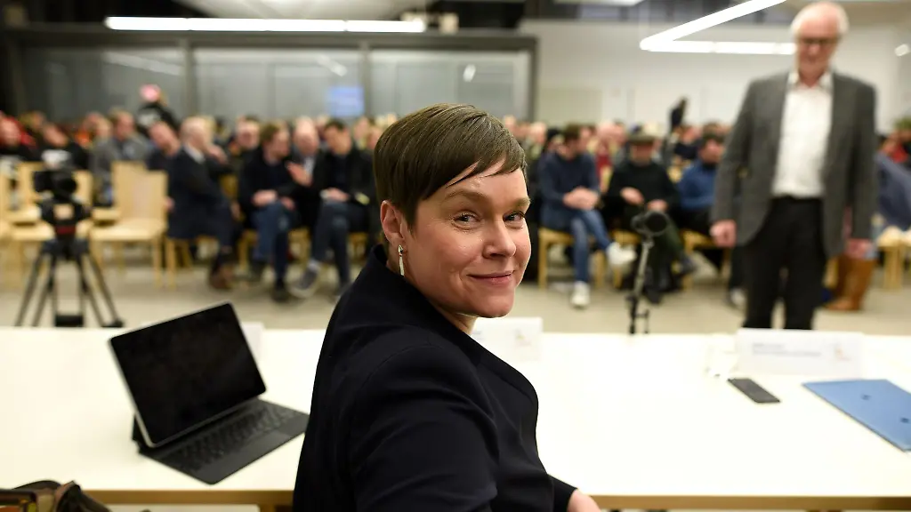 Eva-Maria-Kroeger-sitzt-in-der-Michaelschule-Rostock-bei-einer-Infoveranstaltung-der-Hansestadt