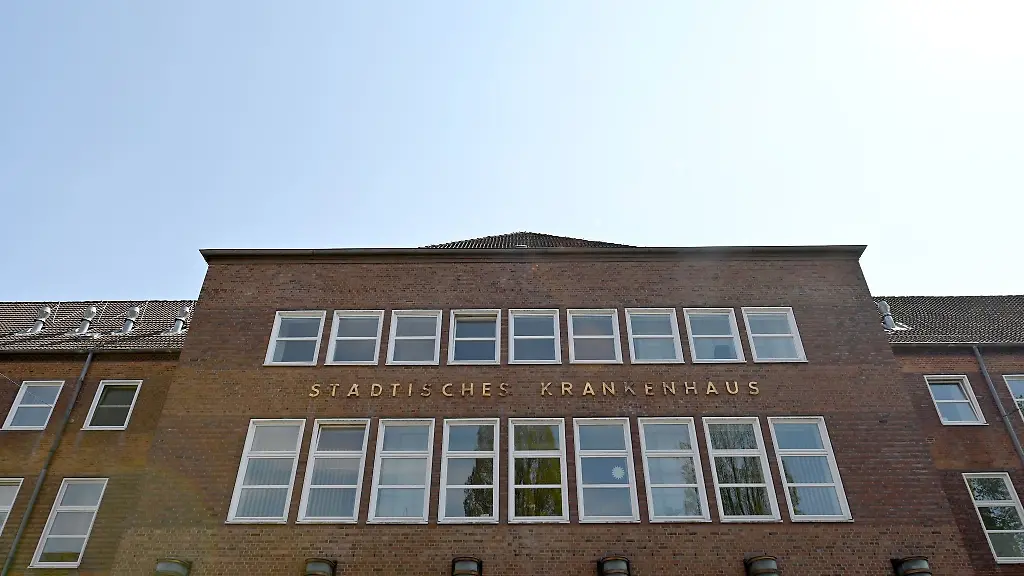 Blick-auf-ein-Gebaeude-des-Staedtischen-Krankenhaus-in-Kiel