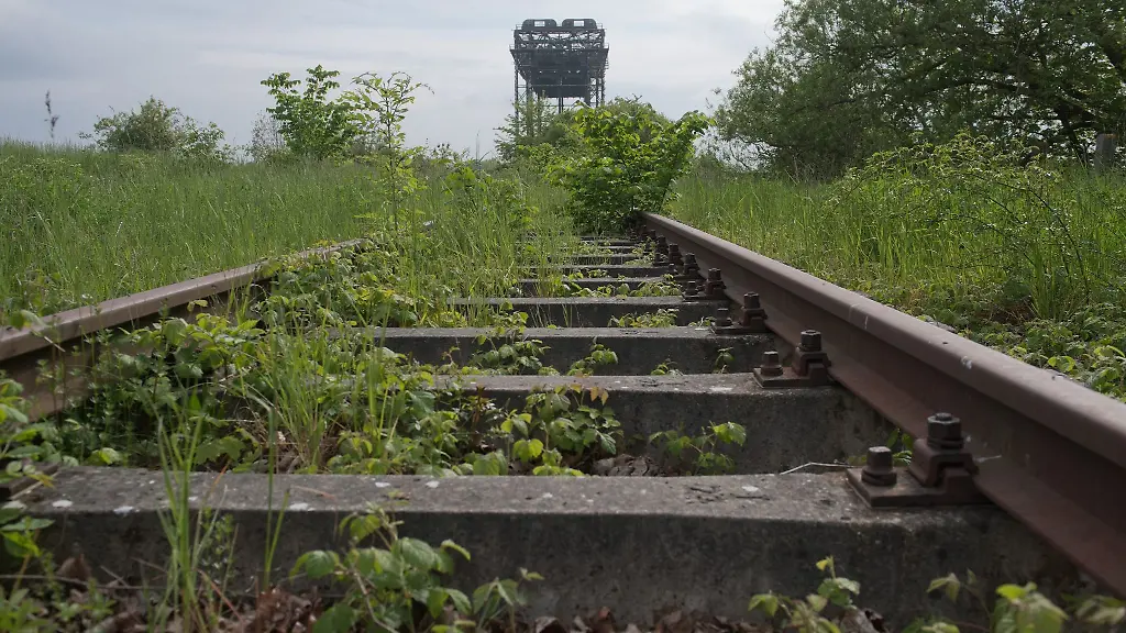 Blick-auf-die-Reste-der-Eisenbahnhubbruecke-im-Peenestrom-zwischen-der-Insel-Usedom-und-dem-Festland