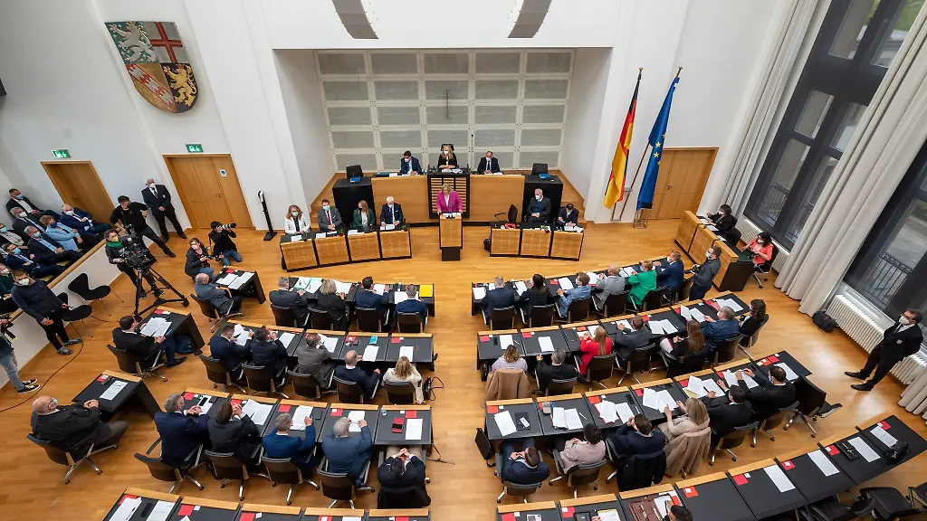 Die-saarlaendische-Ministerpraesidentin-Anke-Rehlinger-SPD-haelt-im-Plenarsaal-eine-Regierungserklaerung
