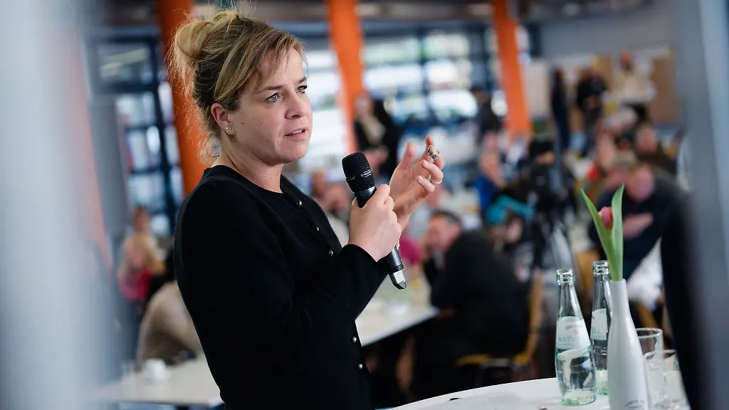 Mona-Neubaur-Buendnis-90-Die-Gruenen-Wirtschaftsministerin-von-Nordrhein-Westfalen-spricht