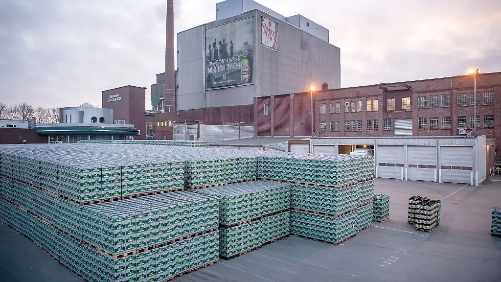 Kisten-mit-Beck-s-und-Haake-Beck-Bier-stehen-vor-der-Brauerei-Beck-Co