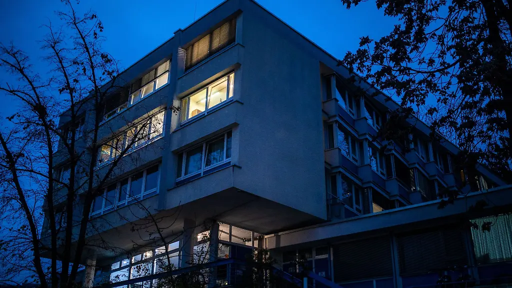 Zur-blauen-Stunden-leuchten-einige-Fenster-eines-Studentenwohnheims