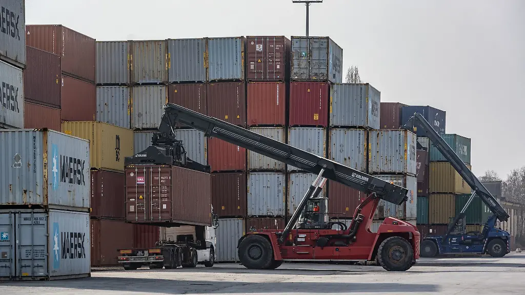 Container-stehen-im-Bayernhafen-Regensburg