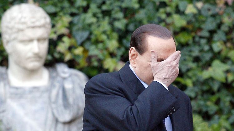 Nach seiner rechtskräftigen Verurteilung droht auch d Verlust des Titels "Cavaliere". 1977 wurde Berlusconi mit dem Verdienstorden ausgezeichnet und darf sich daher "Ritter der Arbeit" nennen.