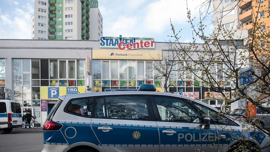 Ein-Polizeiwagen-steht-vor-dem-Einkaufszentrum-Staaken-Center