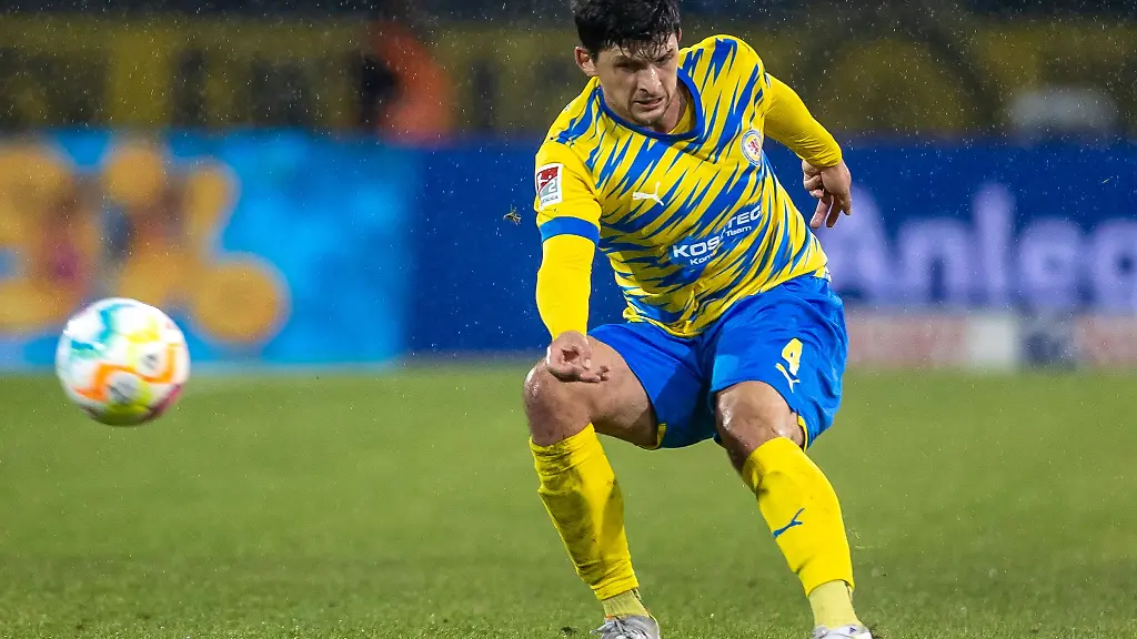 Jannis-Nikolaou-von-Eintracht-Braunschweig-spielt-den-Ball