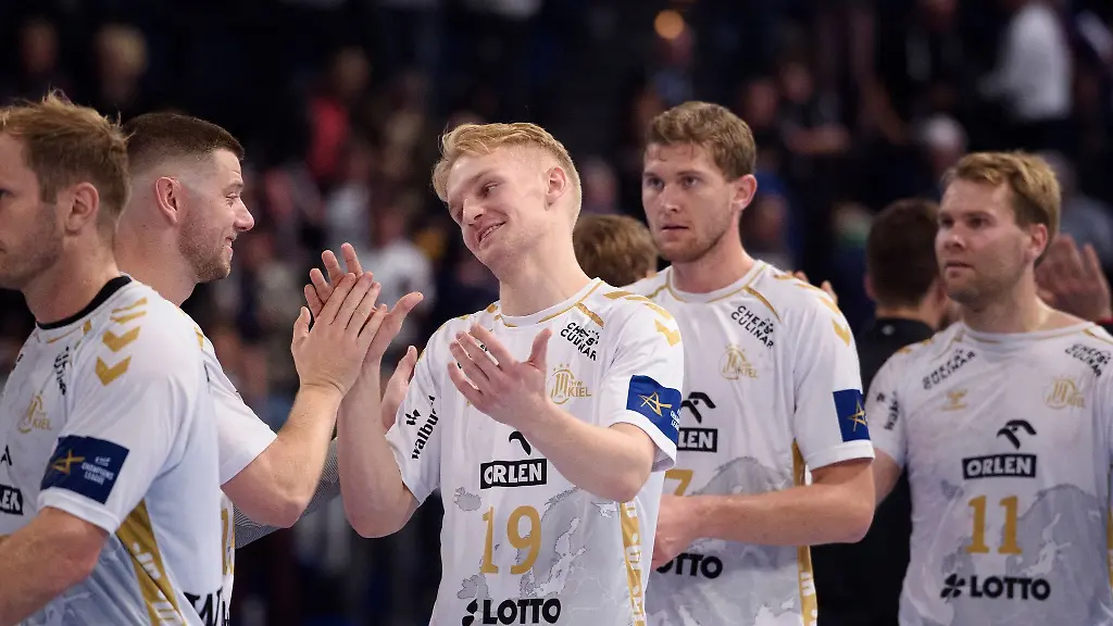 Kiels-Henri-Pabst-M-klatscht-mit-seinen-Teamkollegen-ab