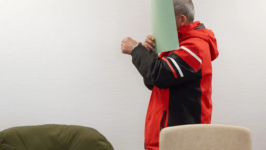 Der-Angeklagte-steht-mehr-als-35-Jahre-nach-einem-mutmasslichen-Mord-in-Koeln-in-einem-Saal-im-Landgericht