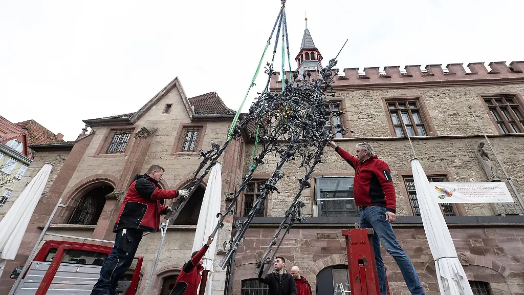 Steinmetze-legen-den-Baldachin-vom-Gaenselieselbrunnen-auf-einen-Transportanhaenger