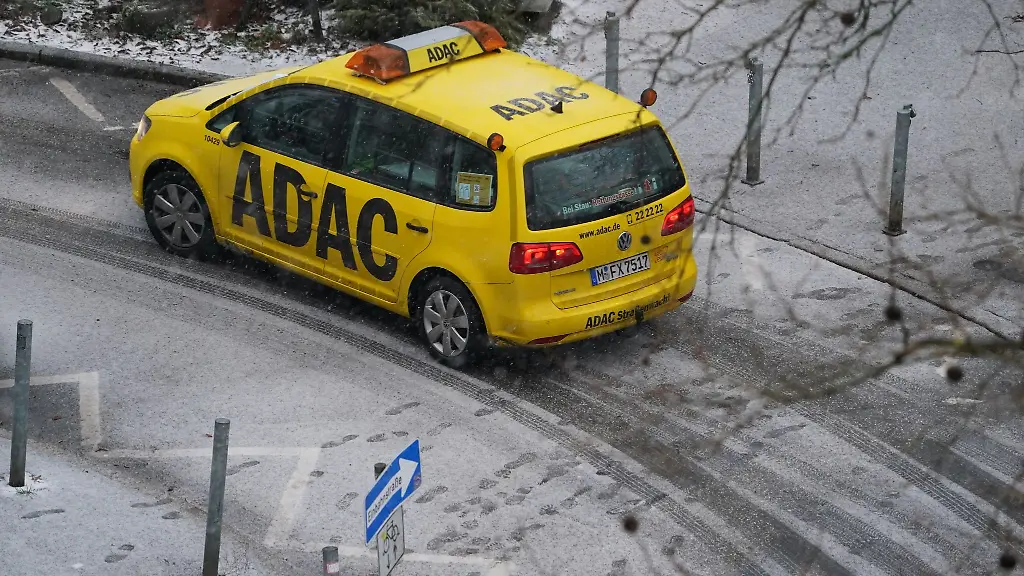 Ein-Fahrzeug-der-ADAC-Pannenhilfe-faehrt-durch-den-Hamburger-Stadtteil-Eimsbuettel