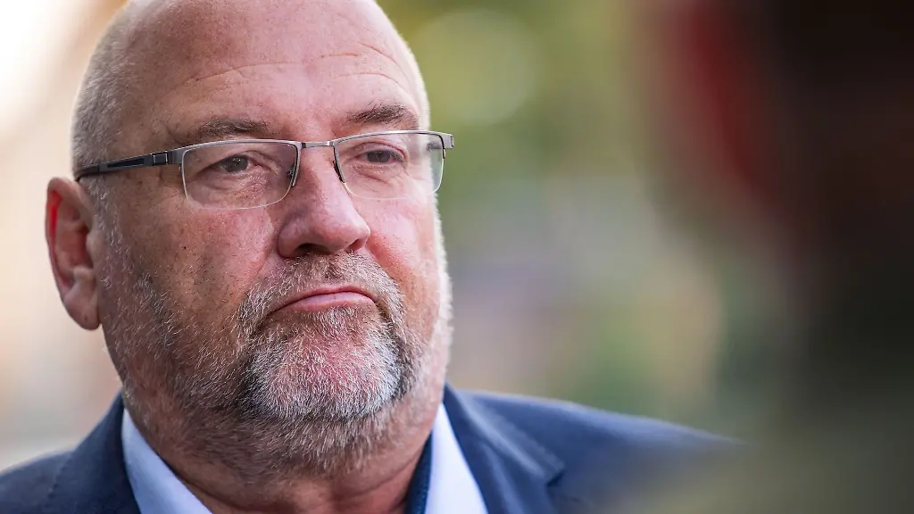 Harry-Glawe-CDU-Abgeordneter-des-Landtags-vor-der-Presse