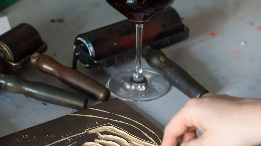 Ein-Mann-bearbeitet-einen-Druckstock-fuer-die-Herstellung-eines-Holzschnitts