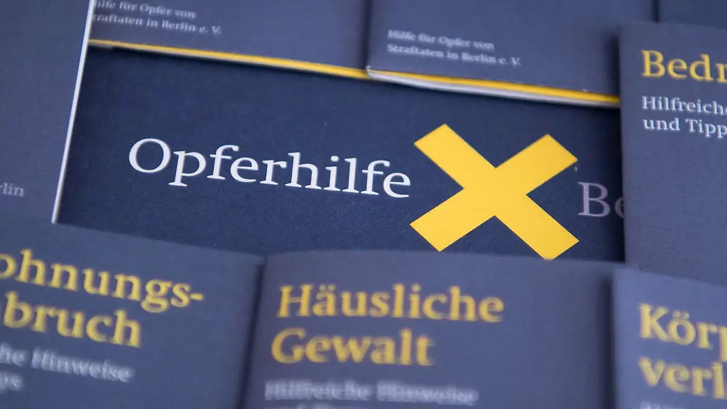 Informationsmaterial-eines-Opferhilfe-Vereins-liegt-auf-einem-Tisch-aus